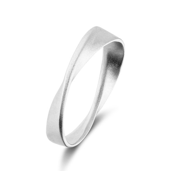 Zilveren ring met een minimalistisch gedraaid oppervlak, geïsoleerd op een witte achtergrond.