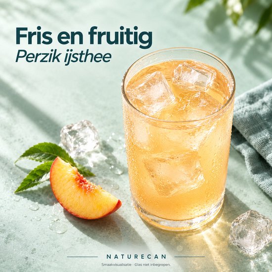 Verfrissende perzik-ijsthee eiwitshake in een glas met ijsblokjes en een schijfje perzik.