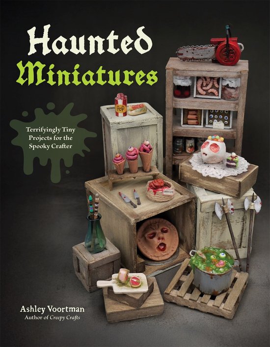 Boek "Haunted Miniatures" met enge miniatuurrecreaties zoals een bloederige taart, ijshoorntjes en een kettingzaag.