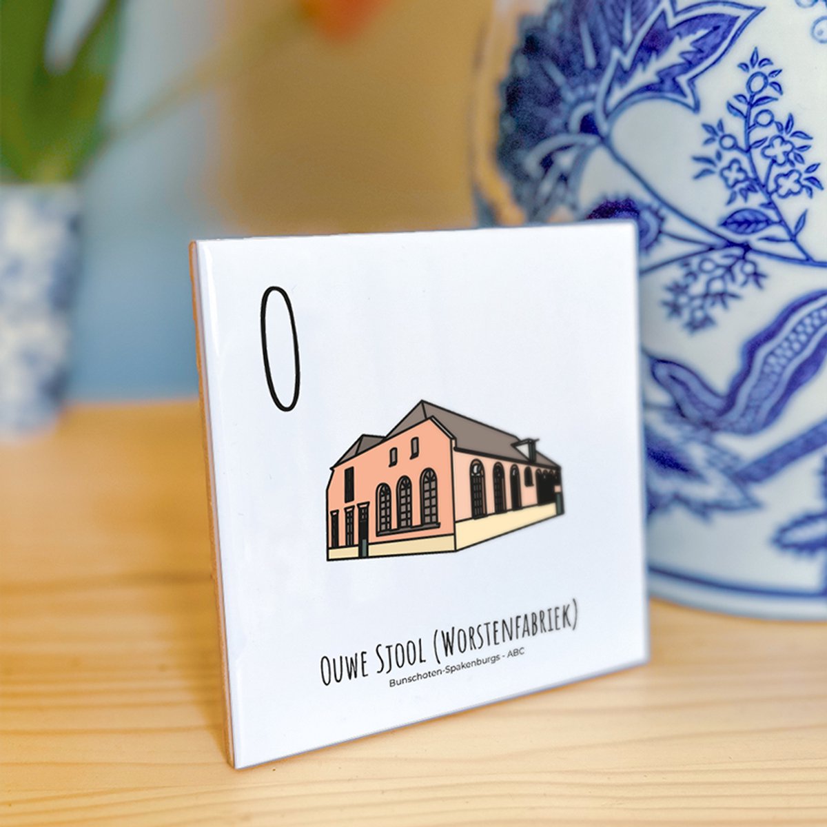 Ouwe Sjool (Worstenfabriek) - ABC tegeltje Bunschoten-S - Keramiek met Handgetekende Illustratie - Wanddecoratie - Woondecoratie - Relatiegeschenk - Souvenir - 10,8 x 10,8 cmpakenburg