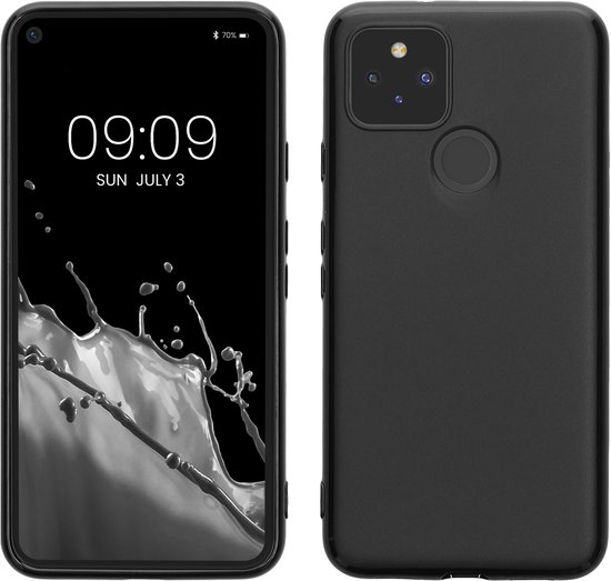 Zwarte telefoonhoes naast een scherm met een zwart-witte achtergrond.