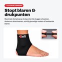 Zwarte enkelbrace met Ezeefit logo, gedragen op voet. Met close-up van 3mm dik materiaal.