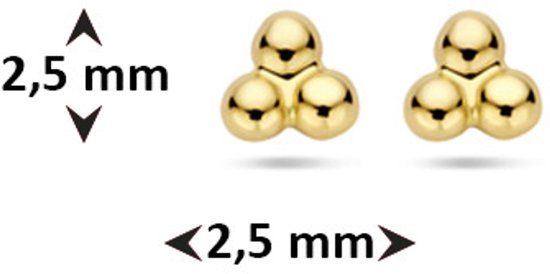 Twee gouden oorknoppen, elk bestaande uit drie kleine bolletjes. Afmeting 2,5 mm.