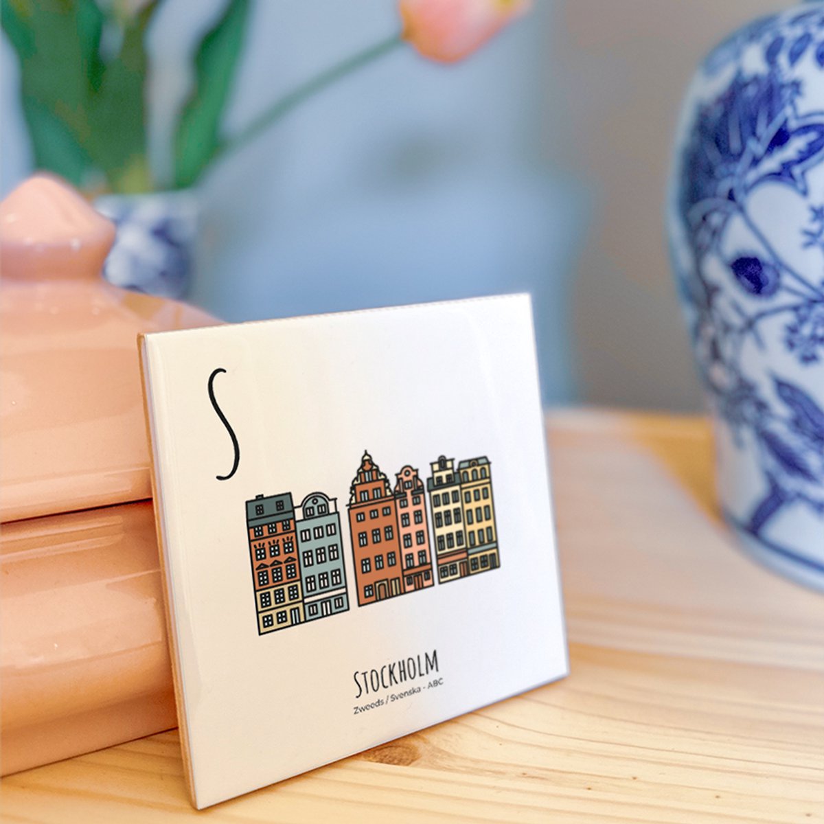 Stockholm - ABC tegeltje Zweden-Sverige - Keramiek met Handgetekende Illustratie - Wanddecoratie - Woondecoratie - Relatiegeschenk - Souvenir - 10,8 x 10,8 cm
