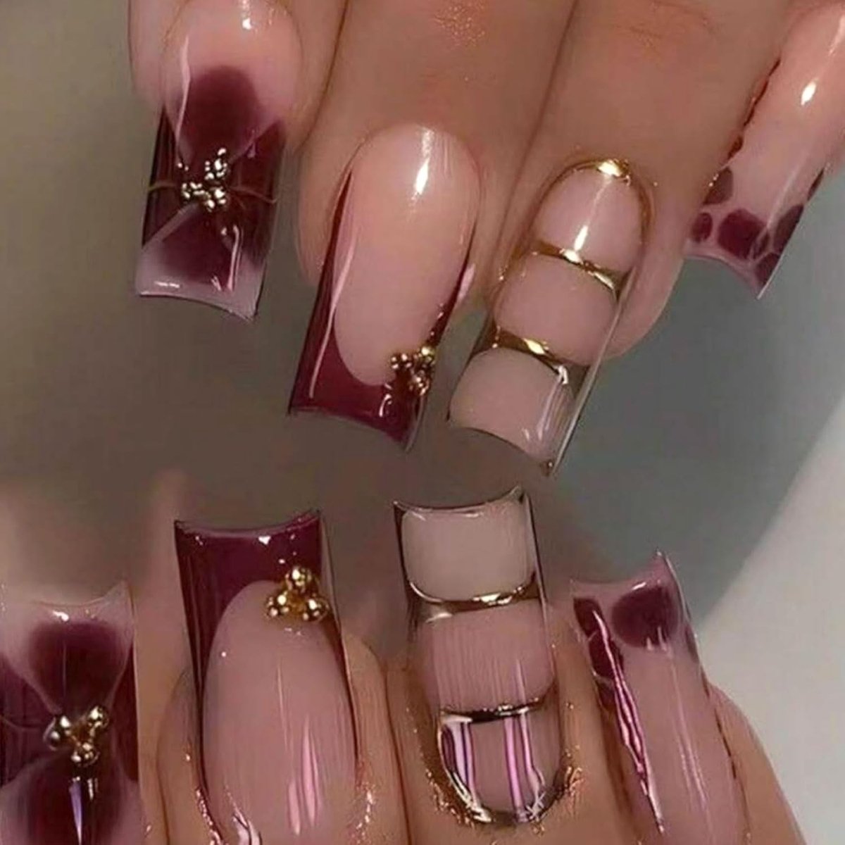 24 stuks French Press op middelgrote kistvormige wijnrode French Tip Designs met bloemen-gouden parels-wervel acryl volledige dekking herbruikbare plaknagels