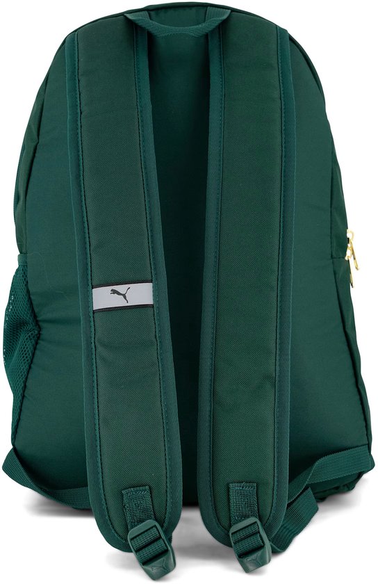 Achterkant van een donkergroene PUMA rugzak met twee gewatteerde banden en een reflecterend PUMA-logo.