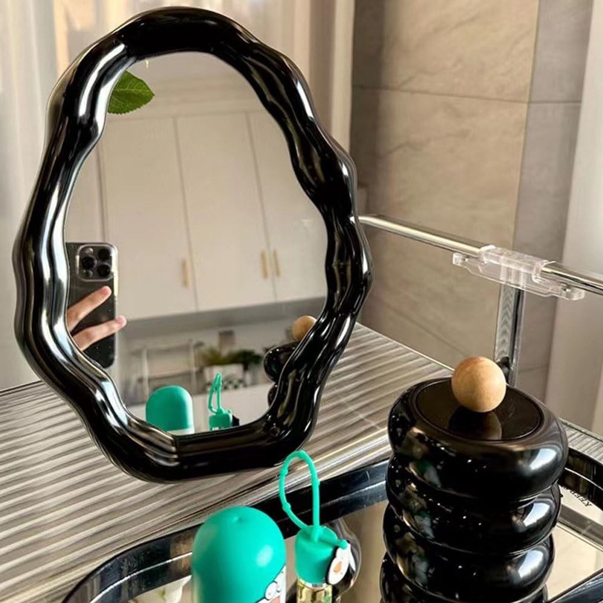 Omgoods - Makeup Spiegel met Stand - Irregulaire Tafelspegel voor Badkamer en Slaapkamer