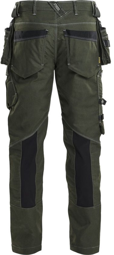 Donkergroene werkbroek met zwarte knieversterkingen, riemenlussen en diverse zakken.