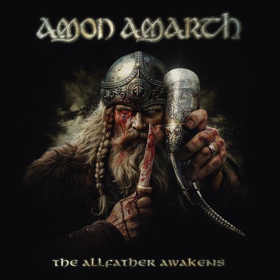 De hoes van Amon Amarth "The Allfather Awakens" toont een krijger met een helm, baard en mes.