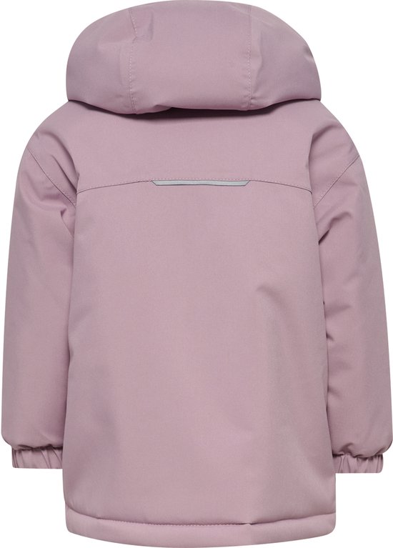 Roze jas van achteren met capuchon en reflecterende bies.