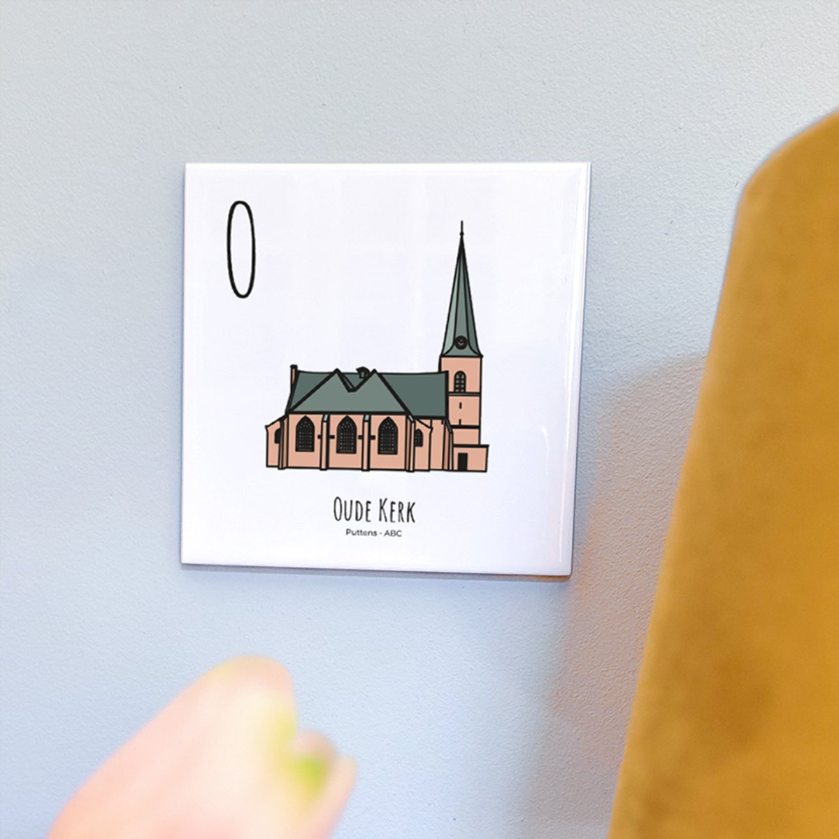 Oude Kerk - ABC tegeltje Putten - Keramiek met Handgetekende Illustratie - Wanddecoratie - Woondecoratie - Relatiegeschenk - Souvenir - 10,8 x 10,8 cm