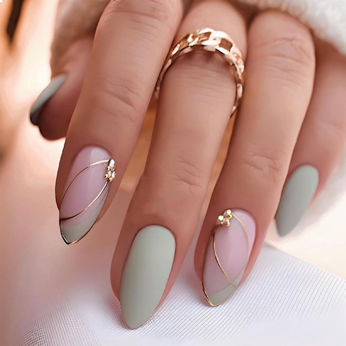 24 Stuks Press On Nails Medium Almond Valse Nagels Groen Franse Tip Acryl Nagels met Gouden Lijnen en Strass Ontwerp, Plaknagels voor een Glanzende Afwerking
