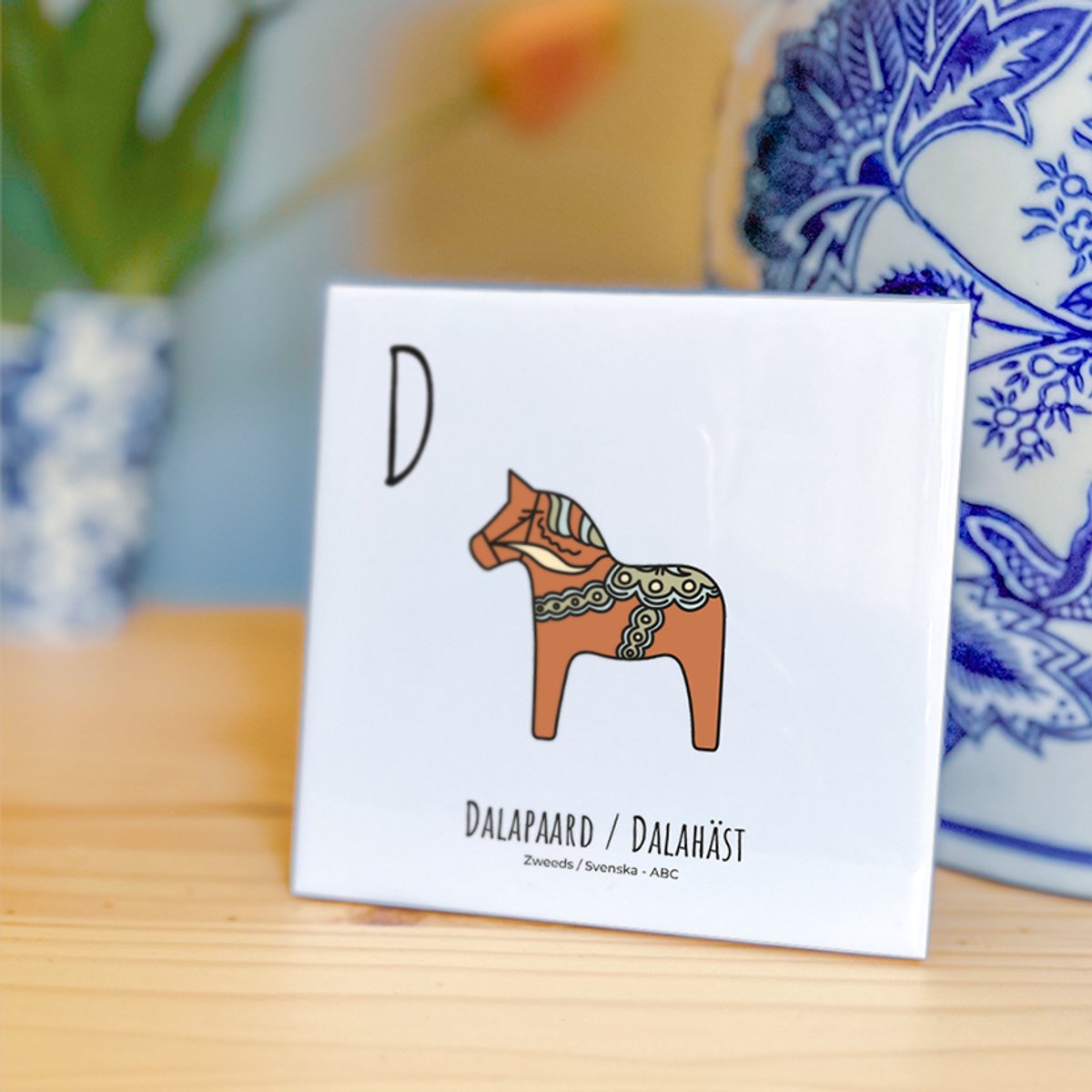 Dalapaard / Dalahäst - ABC tegeltje Zweden-Sverige - Keramiek met Handgetekende Illustratie - Wanddecoratie - Woondecoratie - Relatiegeschenk - Souvenir - 10,8 x 10,8 cm