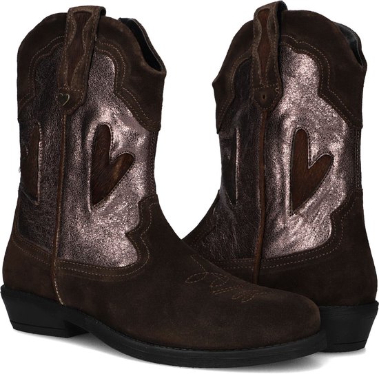 Paar bruine cowboylaarzen met zilveren glitterdetails en hartjesmotief. De laarzen hebben een suède afwerking.