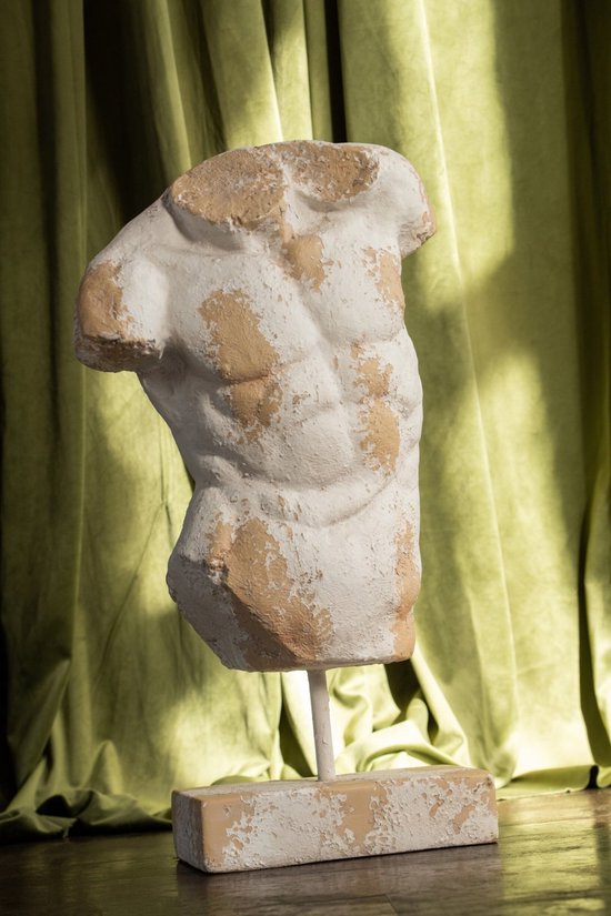 Mannelijke torso van magnesium in ecru en beige, op een standaard voor een olijfgroen gordijn.