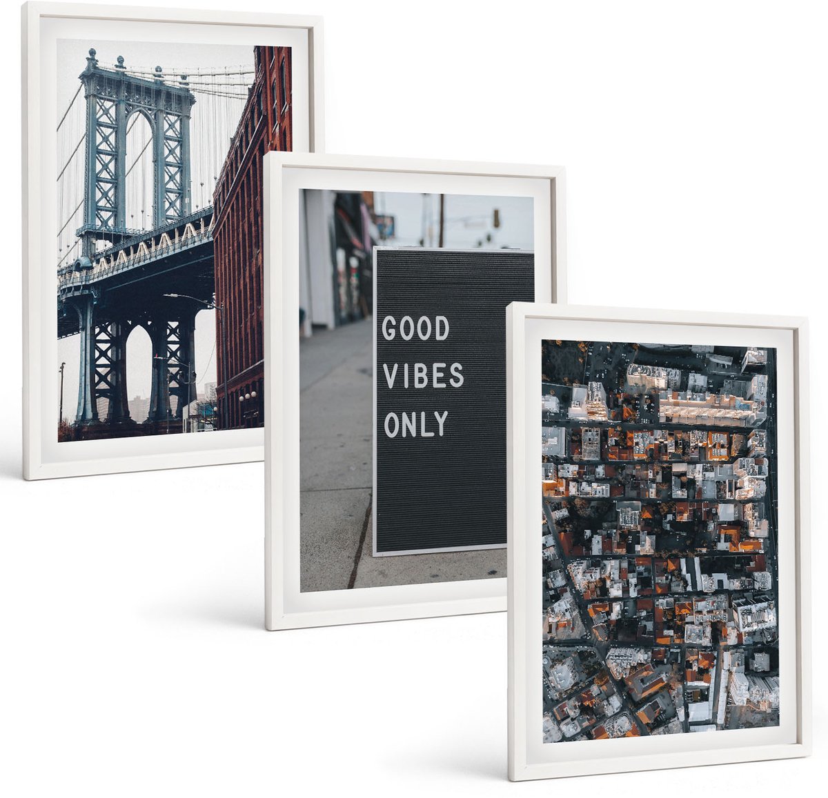 Wallfluent 3-Delige Schilderij Set - Brug In De Stad. Opschriften Op Straat. Luchtfoto. - 40 x 60 - Decoratieve Muurdecoratie - Slaapkamer - Stijlvolle Muurdecoratie