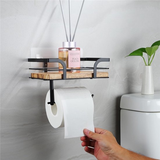 Zwarte wandrek met houten plank en toiletrolhouder. Toiletrolhouder met diffuser en wc-rol.