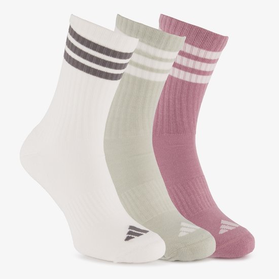 Drie Adidas sokken in wit, lichtgroen en roze met grijze en witte strepen aan de bovenkant en een Adidas logo op de voorkant.