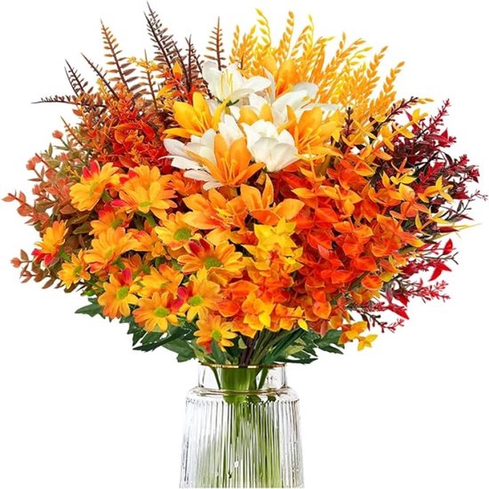  Bouquet de lys blancs, chrysanthèmes oranges et feuilles d'automne dans un vase en verre.