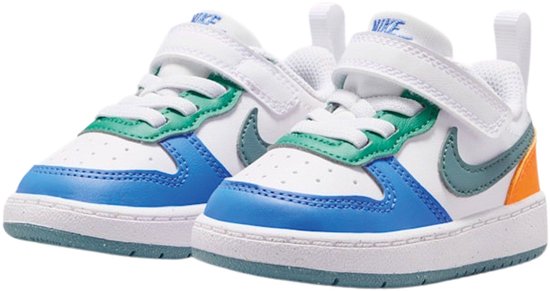 Wit paar kindersneakers met blauwe, groene en oranje kleurvlakken, Nike swoosh en klittenband.