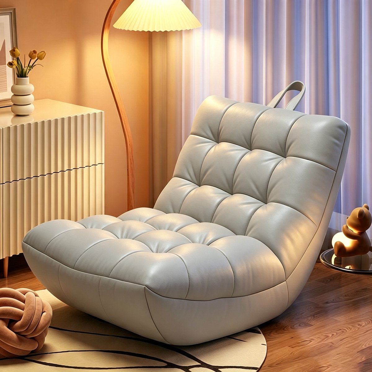 Deze populaire zitzak is perfect om in te loungen of te slapen hij kan ook gebruikt worden als kleine bank in de slaapkamer of op het balkon Het is een lichtgrijze eenpersoonsstoel Afmetingen 75*85*80 cm