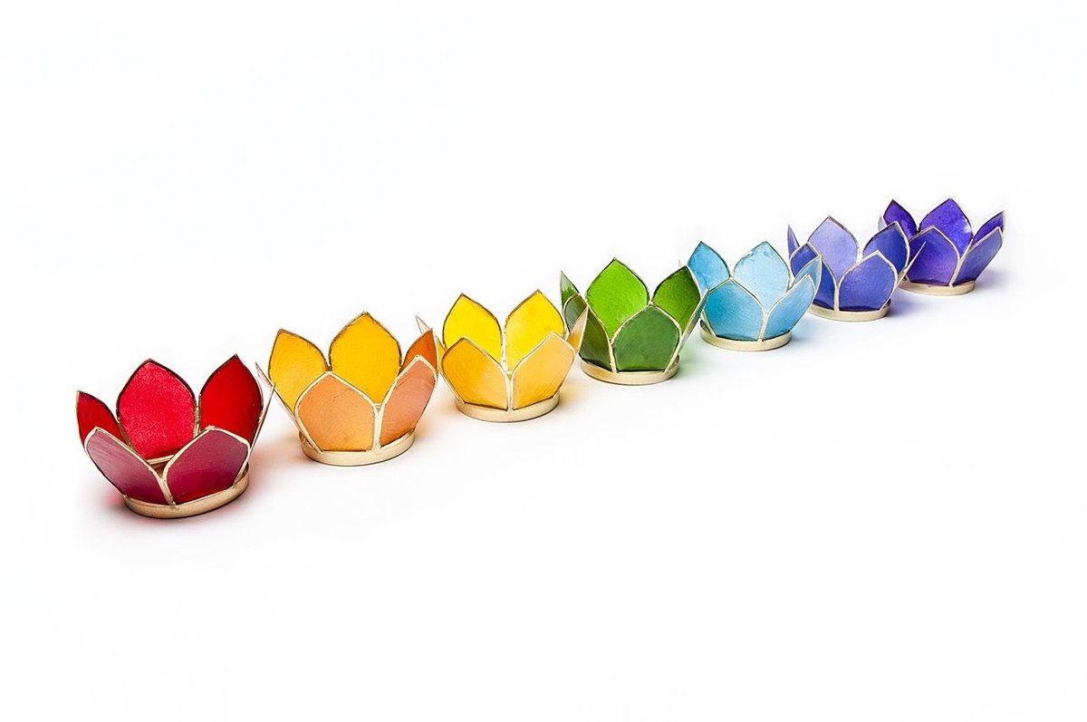 SnelShoppen - Theelichthouder Set van 7 Chakra Kleuren Goud - Lotus Design - 8 cm - Ideaal voor Feest, Meditatie, Tuin en Binnengebruik