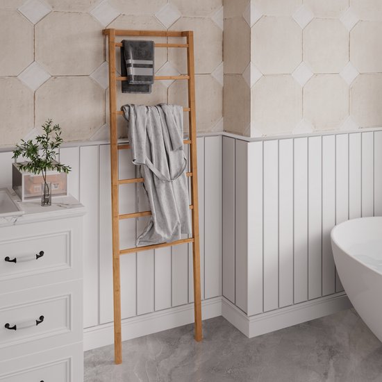 Natuurlijke bamboe decoratieladder met 7 sporten, met grijze handdoeken en badjas in de badkamer.