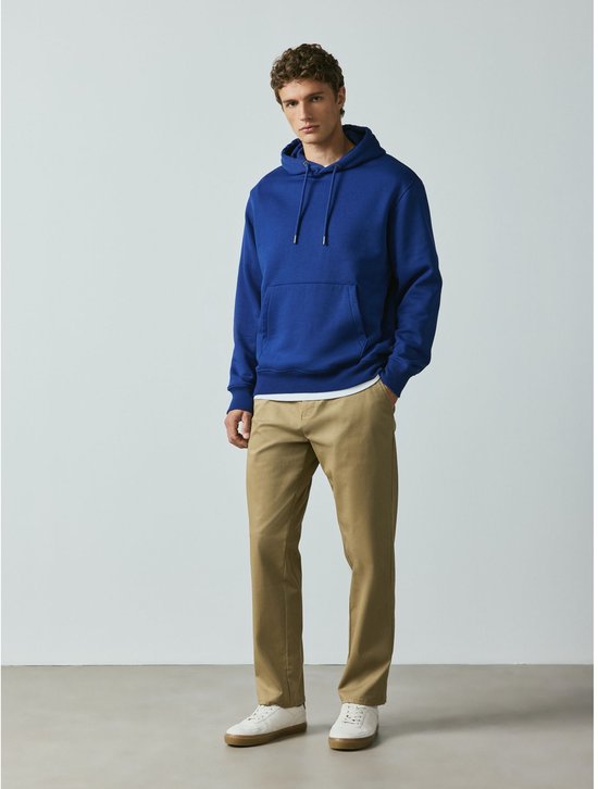 Man in het blauw met zandkleurige chino