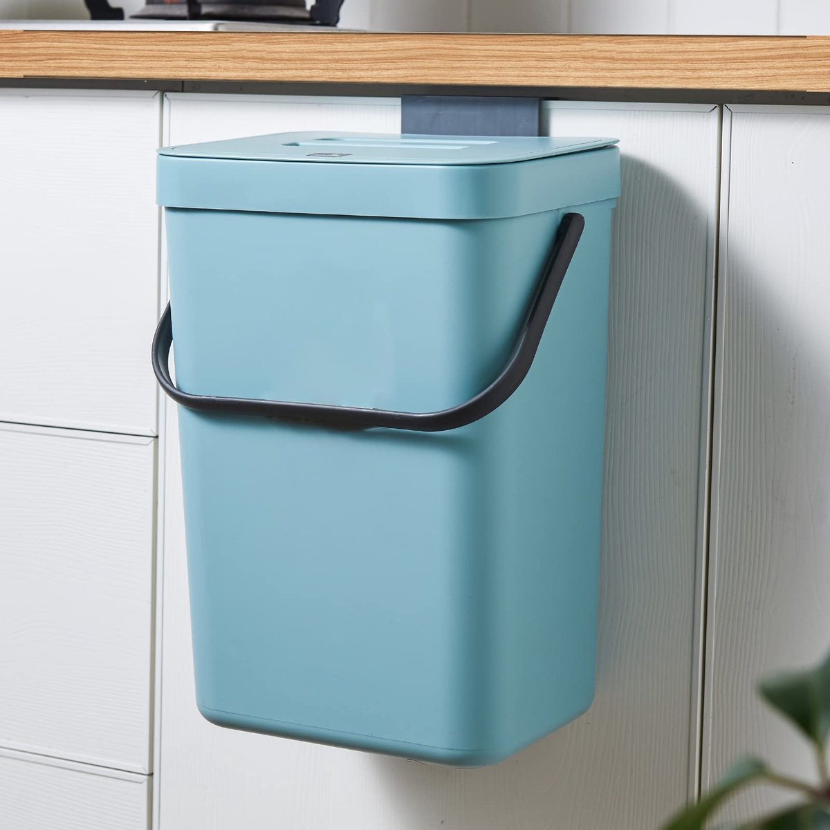 SnelShoppen - Hangende Prullenbak met Deksel 7L - Kunststof Afvalbak voor Keuken, Badkamer, Onder Gootsteen, Wandmontage, Blauw - Compacte Keukenemmer