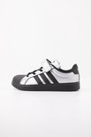 Zilverkleurige Adidas sneaker met zwarte neus, strepen en klittenband.