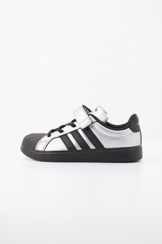 Zilverkleurige Adidas sneaker met zwarte neus, strepen en klittenband.