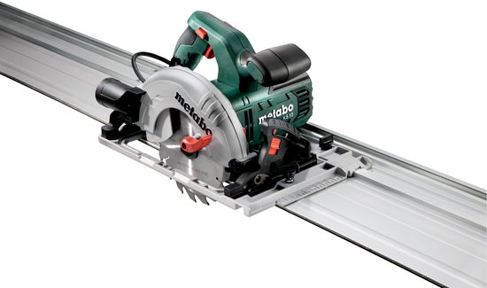 Metabo KS 55 cirkelzaag met schuinaanslag op een lange geleiderail.