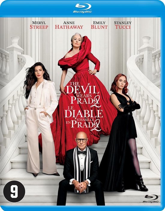 Pochette Blu-ray de Le Diable s'habille en Prada 2 avec Meryl Streep, Anne Hathaway, Emily Blunt et Stanley Tucci sur un escalier blanc.