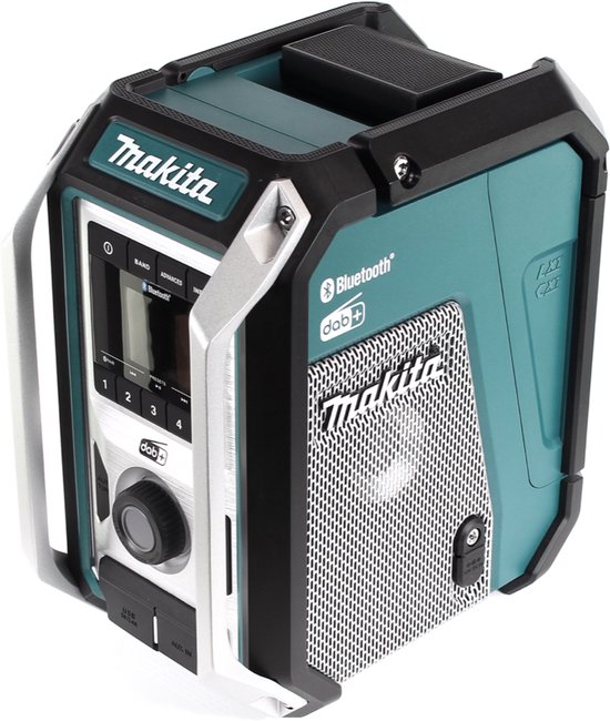 Makita bouwradio met zilveren handvat, zwarte randen en groene behuizing. Zilverkleurig bedieningspaneel.