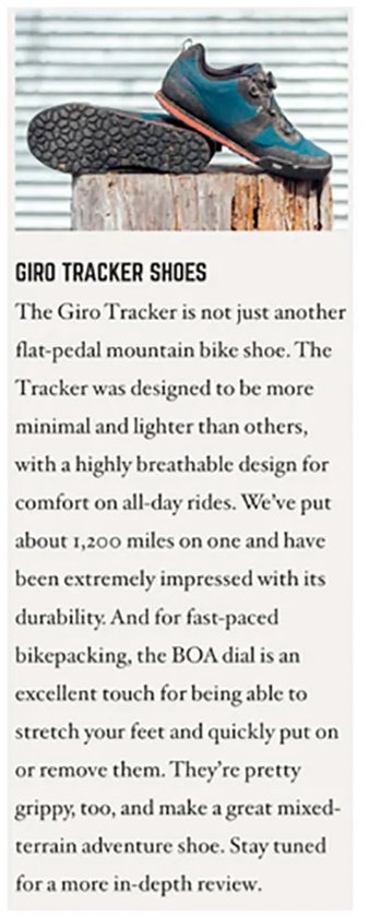 Giro Tracker fietsschoenen, de linkerschoen toont de profielzool met Giro-logo, de rechterschoen heeft een BOA-sluiting en oranje accenten.