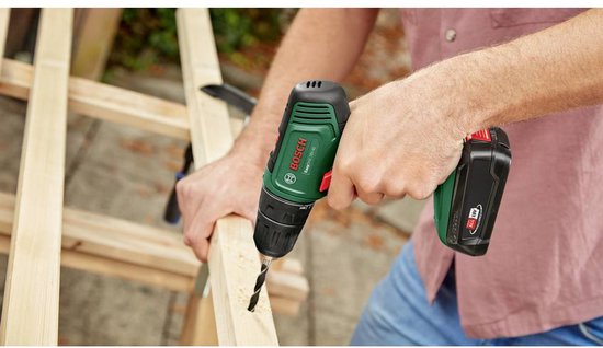 Man met Bosch EasyDrill 18V-40 boormachine, aan het schroeven in hout.