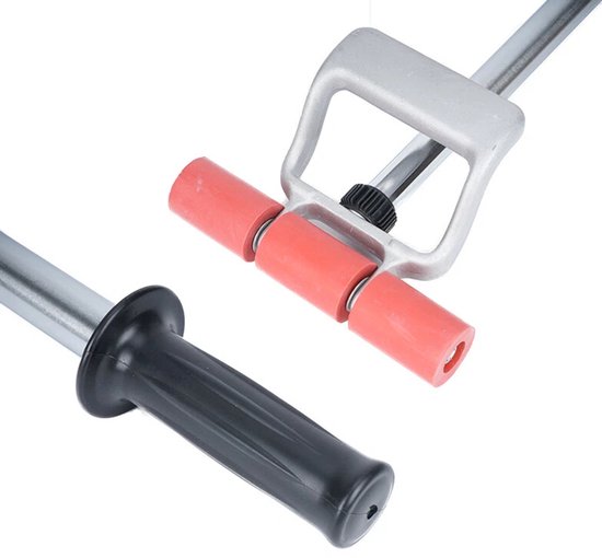 Een close-up van het grijze frame en de rode wielen van een drukrol, met een deel van een zwart handvat.