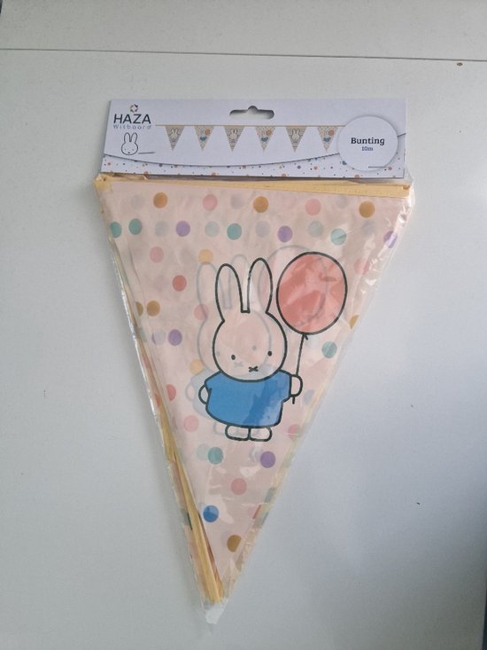 Vlaggenlijn met Nijntje in blauw shirt met een rode ballon, op een pastelgekleurde achtergrond met stippen.