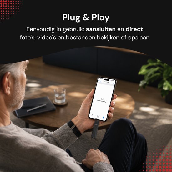 Man met grijze trui houdt smartphone vast, met Xedor USB-stick aangesloten.