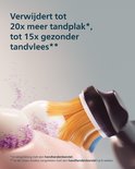 Gedetailleerde opname van de borstelharen van een elektrische tandenborstel die op tanden worden toegepast.