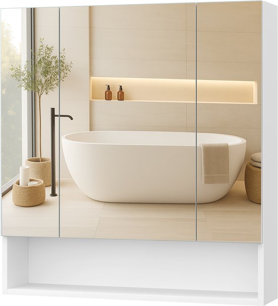 Badkamerkast met 3 spiegeldeuren die een badkamer met bad, plant en manden reflecteren.