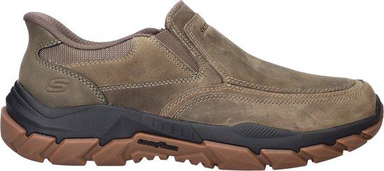 Taupe leren slip-on instapper met zwarte en bruine zool. Goodyear-logo op de zool.