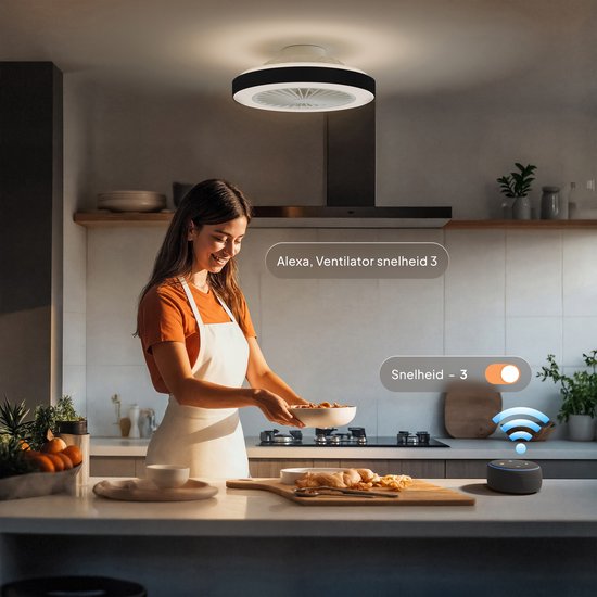 Vrouw in keuken bedient plafondventilator met stemcommando via Alexa. Ventilator op afstand bediend.
