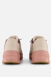 Achterkant van twee lichtbruine Skechers instappers met roze hielstukken.