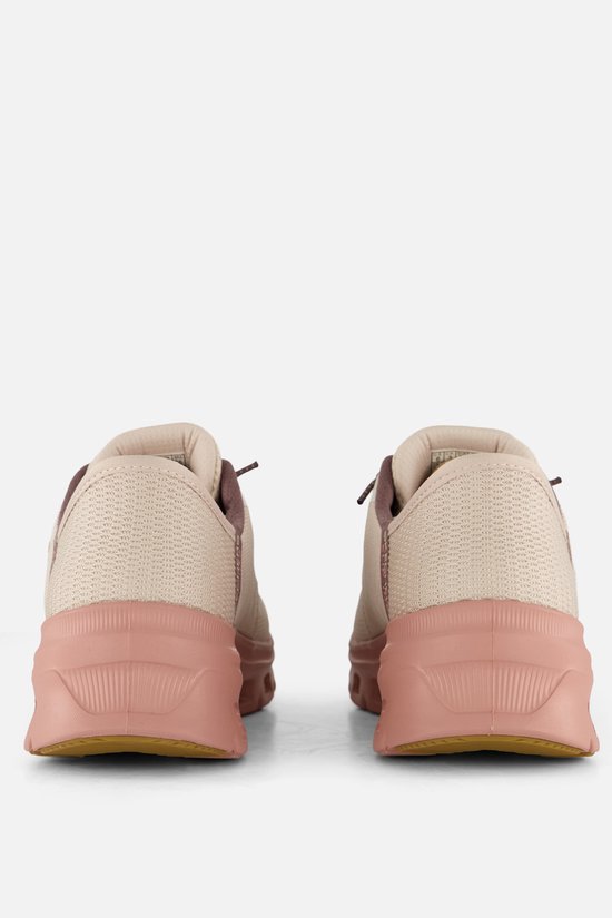 Achterkant van twee lichtbruine Skechers instappers met roze hielstukken.