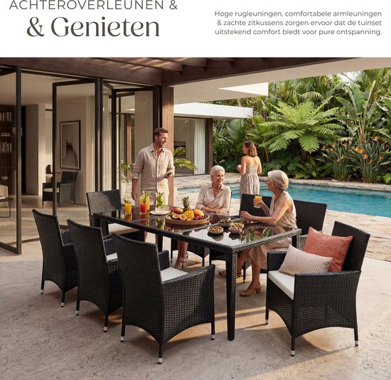 Vier personen ontspannen zich aan een ruime zwarte wicker tuinset met glazen tafel bij een zwembad.