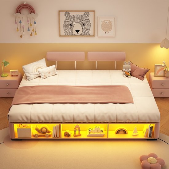 Roze kinderbed met opbergruimte onder het bed met LED-verlichting, opgemaakt met roze beddengoed.