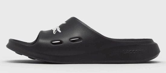 Zwarte Lacoste slide met witte krokodil op de band en geperforeerde zijkanten.