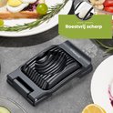 Zwarte eiersnijder met roestvrij scherpe snijdraden, naast een bord met brood en ei.