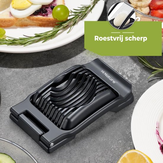 Zwarte eiersnijder met roestvrij scherpe snijdraden, naast een bord met brood en ei.